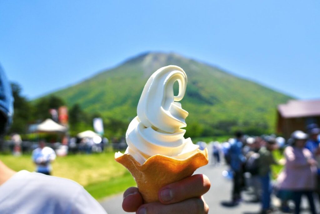 キャンプ 鳥取県 大山 森の国 アウトドア 大山まきばみるくの里 牧場 白バラ牛乳 ソフトクリーム